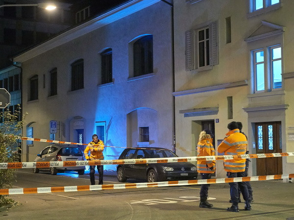 Cảnh sát điều tra tại hiện trường vụ xả súng tại Zurich. (Ảnh: AFP/TTXVN) Kẻ tấn công ở Trung tâm Hồi gáo Zurich là thanh niên Thụy Sĩ ảnh 1