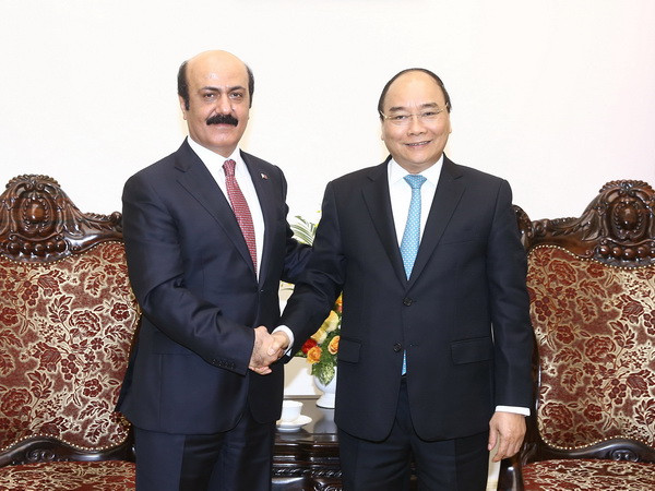 Thủ tướng Nguyễn Xuân Phúc tiếp ông Mohamed Ismaei Mohamed Al-Emadi, Đại sứ Đặc mệnh toàn quyền Qatar tại Việt Nam đến chào xã giao nhân dịp nhận nhiệm kỳ công tác tại Việt Nam. (Ảnh: Thống Nhất/TTXVN) Thủ tướng Nguyễn Xuân Phúc tiếp Đại sứ Canada và Qatar ảnh 2