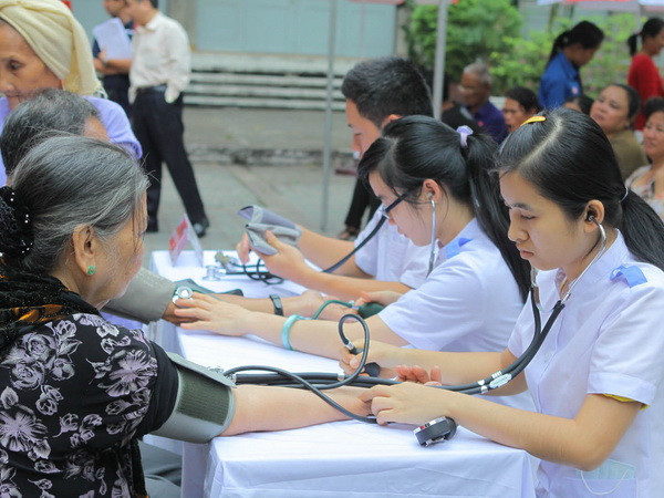 Khám chữa bệnh, cấp phát thuốc miễn phí cho dân Mường Nhé ảnh 1