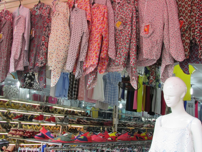 Để không choáng ngợp trên "ma trận" thị trường áo chống nắng ảnh 1