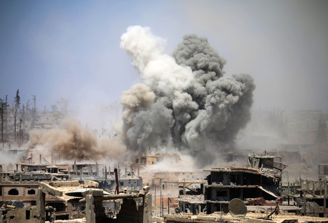 Khói bốc lên sau một cuộc không kích tại khu vực do phiến quân kiểm soát tại thành phố Daraa, Syria. (Nguồn: AFP/TTXVN) Mỹ hoan nghênh lệnh ngừng bắn 48 giờ ở miền Nam Syria ảnh 1