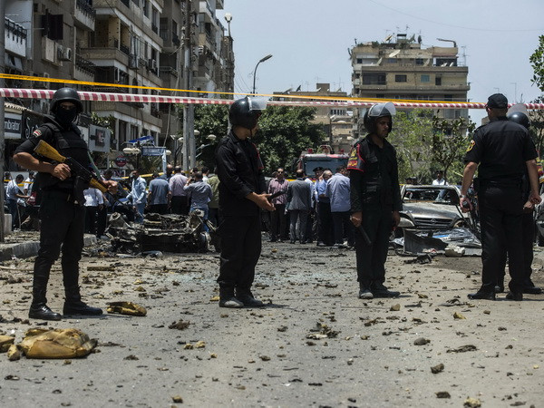 Hiện trường vụ đánh bom ám sát Tổng công tố nhà nước Hisham Barakat ở Cairo. (Nguồn: AFP/TTXVN) Ai Cập kết án tử hình 31 bị cáo vụ ám sát Tổng công tố nhà nước ảnh 1