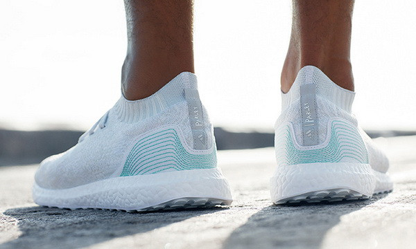 Adidas mới đây đã đưa rác thải nhựa từ đại dương trở thành một phần của mẫu giày Ultra BOOST X Parley. Adidas - Thành công nhờ nắm bắt "hơi thở" của thời đại ảnh 1