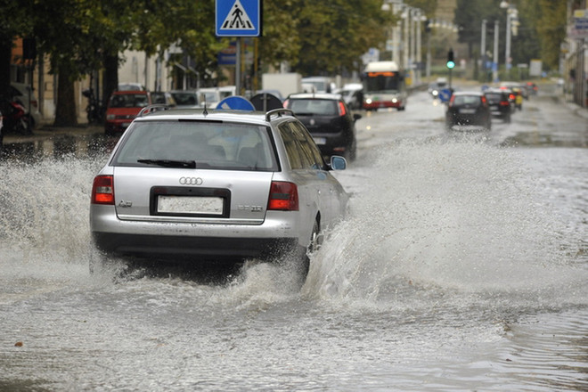 Italy: Mưa lớn liên tục gây ngập nặng, ba người thiệt mạng ảnh 1