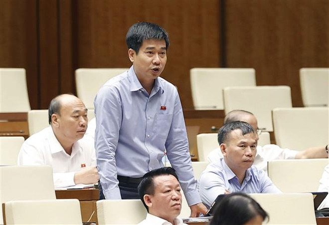 Đại biểu Quốc hội tỉnh Thanh Hóa Lê Thanh Hoàn đặt câu hỏi chất vấn. (Ảnh: Doãn Tấn/TTXVN) Tình trạng ban hành văn bản chậm chưa được giải quyết dứt điểm ảnh 2