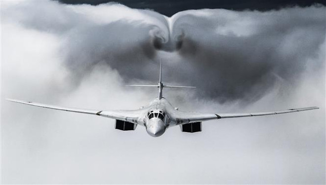 Máy bay ném bom Tupolev Tu-160 của Nga. (Ảnh: AFP/TTXVN) Máy bay ném bom của Nga tuần tra định kỳ tại Bắc Cực và Biển Đen ảnh 1