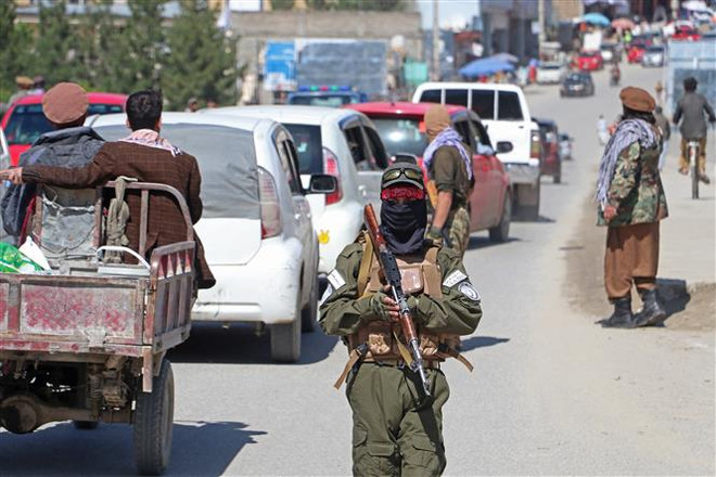 Nhân viên an ninh Taliban gác tại một trạm kiểm soát ở tỉnh Badakhshan, Afghanistan. (Ảnh: AFP/TTXVN) Đất nước Afghanistan ra sao sau 2 năm dưới sự cai trị của Taliban ảnh 2
