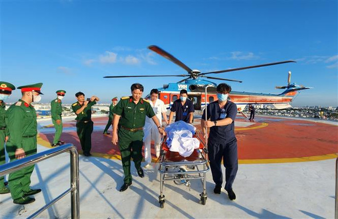 Kịp thời đưa ngư dân bị nạn từ Trường Sa về đất liền điều trị ảnh 2