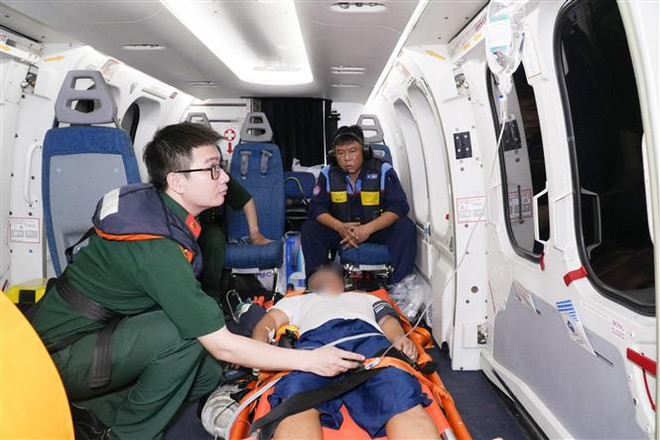 Kịp thời đưa ngư dân bị nạn từ Trường Sa về đất liền điều trị ảnh 1