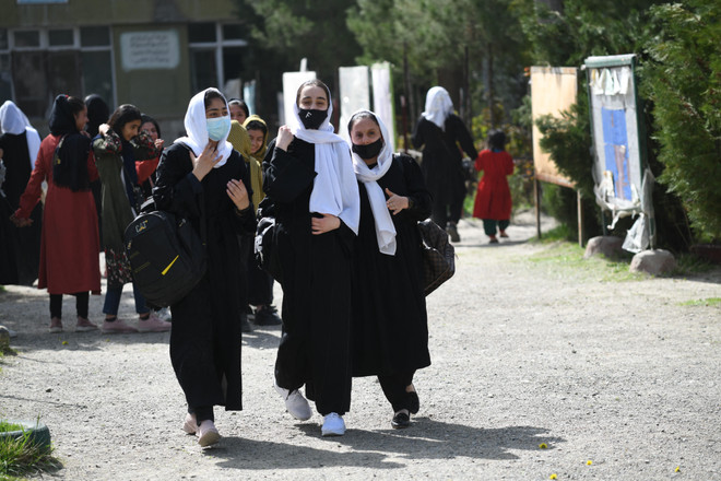 Các nữ sinh tới trường ở Kabul, Afghanistan. (Ảnh: AFP/TTXVN) Đất nước Afghanistan ra sao sau 2 năm dưới sự cai trị của Taliban ảnh 1