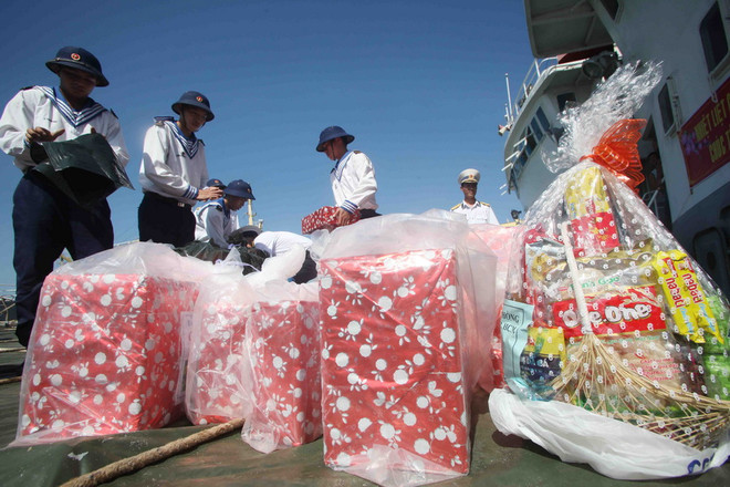 Con tàu chở mùa Xuân từ đất Mẹ đến với Nhà giàn DK1 ảnh 1