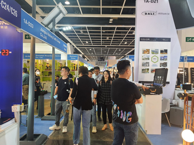 Khung cảnh nhộn nhịp với rất đông người bán và người mua tham gia tại Triển lãm Chiếu sáng Quốc tế Hong Kong. z5346250515387_35f4fdb322d0121e4716807dff93a038.jpg
