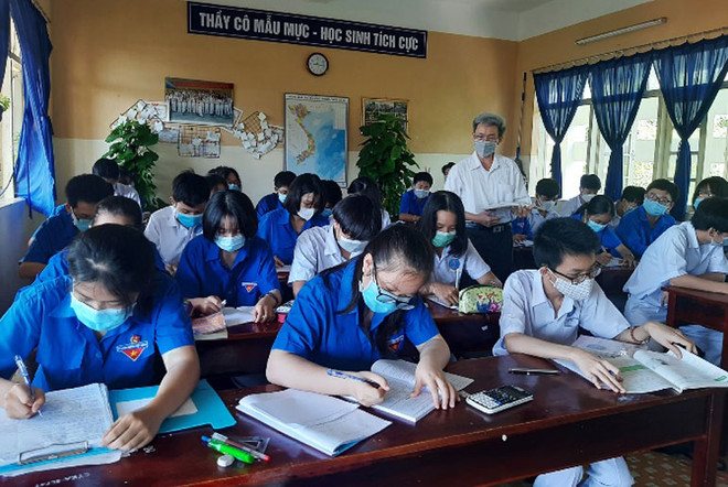 Học sinh trường THPT Phạm Văn Đồng được đến trường ôn thi tốt nghiệp. (Ảnh: Xuân Triệu/TTXVN) Phú Yên: Ôn tập cho học sinh thi tốt nghiệp THPT và tuyển sinh lớp 10 ảnh 1