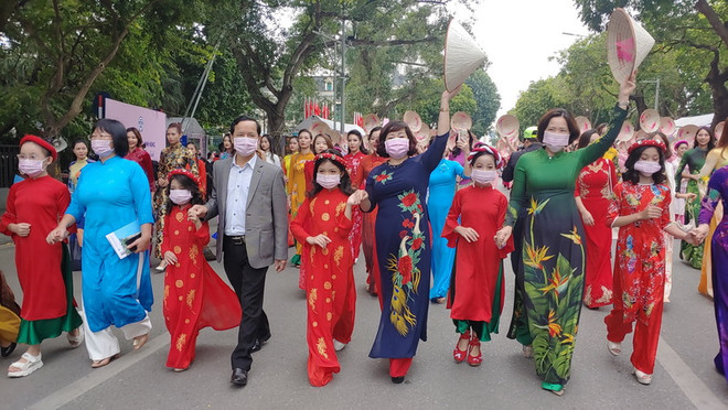 Nhiều sản phẩm tạo làn gió mới cho thị trường Ngày Quốc tế phụ nữ 8/3 ảnh 1