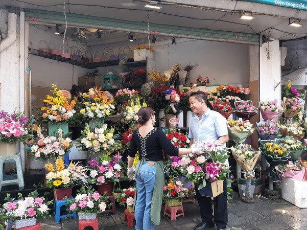 Hà Nội giá hoa tươi tăng cao, nhưng thị trường trầm lắng ảnh 1