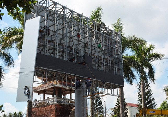 Bảng quảng cáo “khủng” không phép ở khu Tháp chuông Thành cổ Quảng Trị ảnh 1