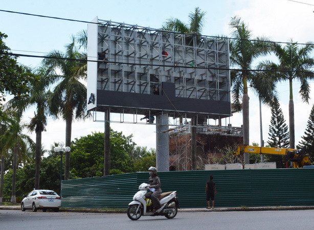 Bảng quảng cáo “khủng” không phép ở khu Tháp chuông Thành cổ Quảng Trị ảnh 2