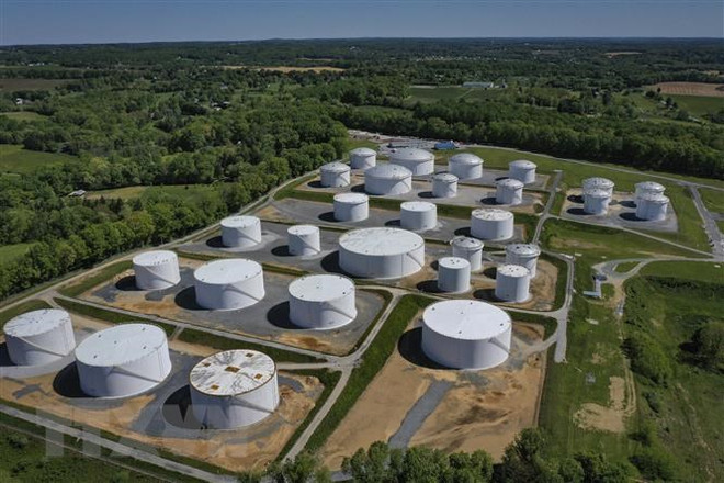 Các bể chứa nhiên liệu tại một trạm của Công ty Colonial Pipeline ở Woodbine, bang Maryland, Mỹ. (Ảnh: AFP/TTXVN) Thỏa thuận OPEC+ có thể ngăn giá dầu chạm ngưỡng 100 USD mỗi thùng? ảnh 2