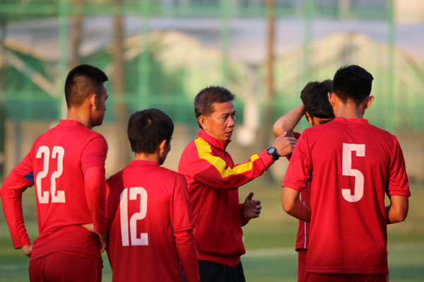 Huấn luyện viên Hoàng Anh Tuấn và các học trò trong buổi tập đầu tiên tại Cheonan. (Nguồn: VFF) Huấn luyện viên Hoàng Anh Tuấn: U20 Việt Nam cần nhất sự tự tin ảnh 1