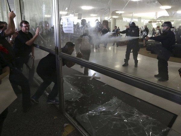 Phản đối tăng tuổi nghỉ hưu, cảnh sát Brazil chiếm tòa nhà Quốc hội ảnh 1