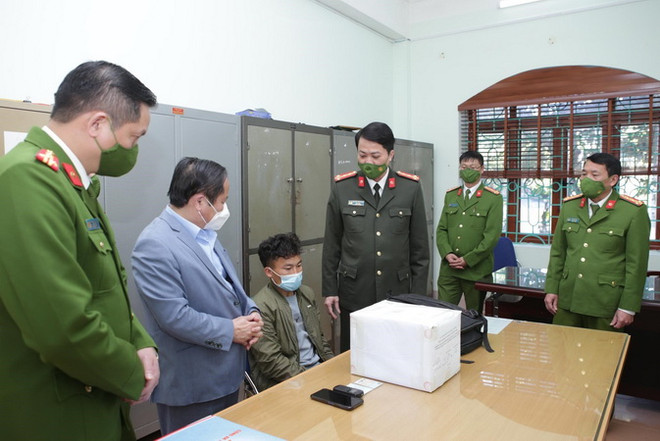 Phó Chủ tịch Thường trực Ủy ban Nhân dân tỉnh Lai Châu Tống Thanh Hải cùng Giám đốc Công an tỉnh Lai Châu Nguyễn Viết Giang kiểm tra tang vật cùng đối tượng vận chuyển trái phép chất ma túy. (Ảnh: Quý Trung/TTXVN) Lai Châu: Bắt đối tượng vận chuyển trái phép 21 bánh heroin ảnh 1