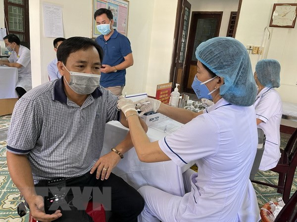 Tiêm phòng vaccine phòng COVID-19 cho các nhà báo. (Ảnh: Hồ Cầu/TTXVN) Đến 10/2, Quỹ vaccine phòng COVID-19 còn hơn 1.199 tỷ đồng ảnh 1