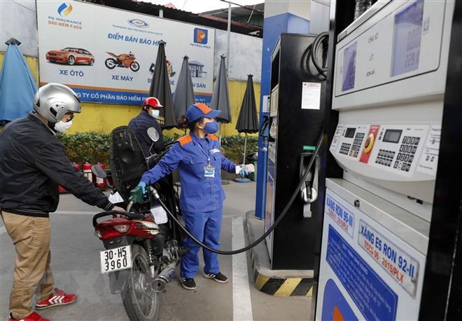 Mua bán xăng, dầu tại một cửa hàng kinh doanh xăng, dầu của Tập đoàn xăng dầu Việt Nam ở Hà Nội. (Ảnh: TTXVN) Xử lý nghiêm hành vi găm hàng nhằm trục lợi trong kinh doanh xăng dầu ảnh 1
