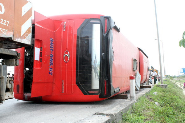 Nghệ An: Lật xe khách giường nằm khiến 8 người thương vong ảnh 1