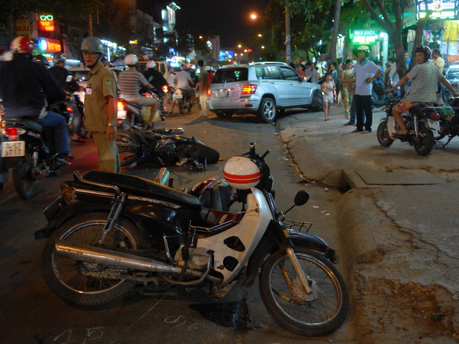 TP.HCM: Xe ôtô 7 chỗ mất lái tông bốn xe máy và một xe đạp ảnh 1