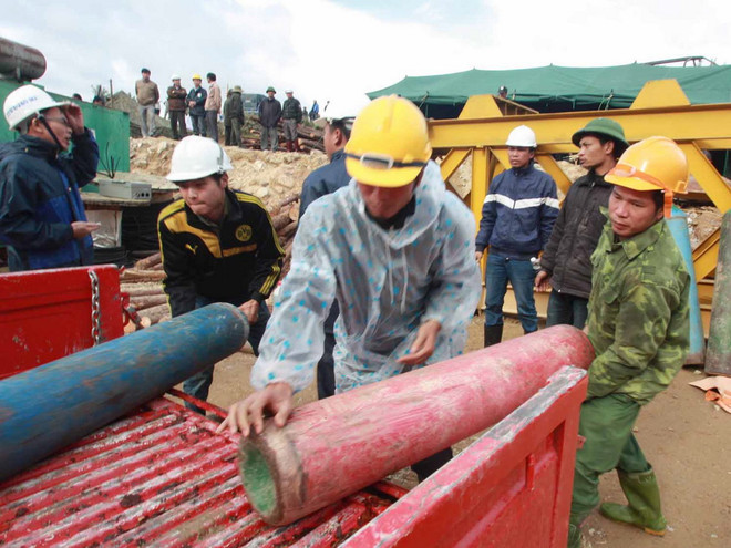 Vụ sập hầm thủy điện: Thêm 1 mũi khoan để làm đường thoát nước ảnh 1