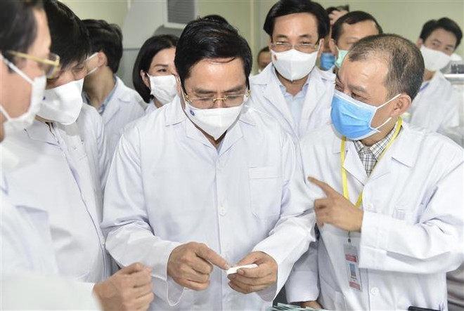 Thủ tướng Phạm Minh Chính thăm Công ty TNHH Medicon. (Ảnh: TTXVN) Thủ tướng: Chậm nhất tháng 6/2022 phải có vaccine sản xuất trong nước ảnh 3