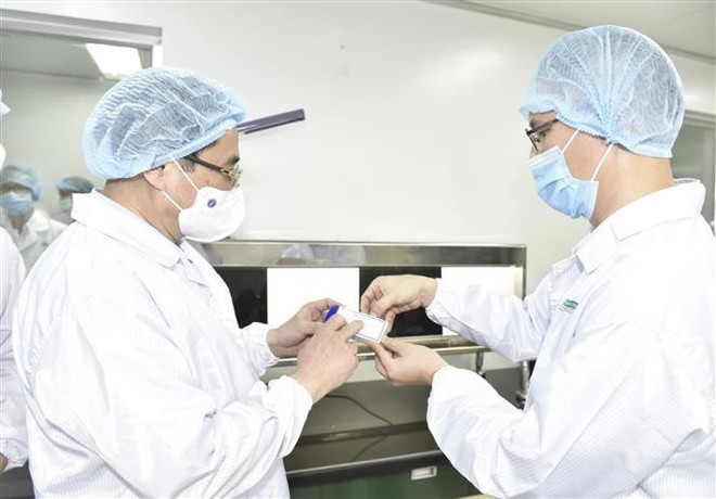 Thủ tướng Phạm Minh Chính thăm Công ty TNHH MTV Vắc xin và Sinh phẩm số 1 (VABIOTECH). (Ảnh: TTXVN) Thủ tướng: Chậm nhất tháng 6/2022 phải có vaccine sản xuất trong nước ảnh 2
