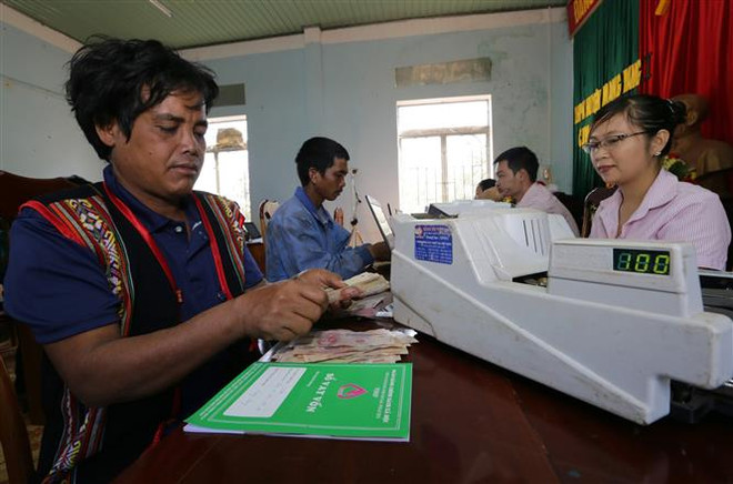 Hộ nghèo, gia đình chính sách làm thủ tục vay vốn tại điểm giao dịch xã De Ar, huyện Mang Jang, tỉnh Gia Lai. (Ảnh: Trần Việt/TTXVN) Chỉ thị của Ban Bí thư về công tác giảm nghèo bền vững đến năm 2030 ảnh 2