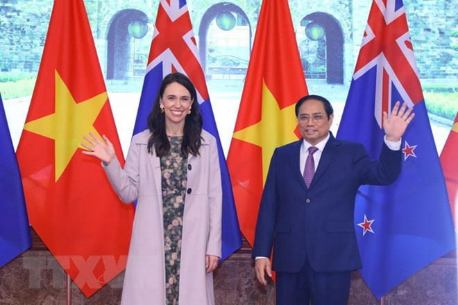 Thủ tướng Phạm Minh Chính và Thủ tướng New Zealand Jacinda Ardern vẫy chào trước hội đàm tại trụ sở chính phủ ngày 14/11/2022. (Ảnh: TTXVN) Cách tiếp cận chung - Lợi thế cho quan hệ Việt Nam-New Zealand ảnh 2