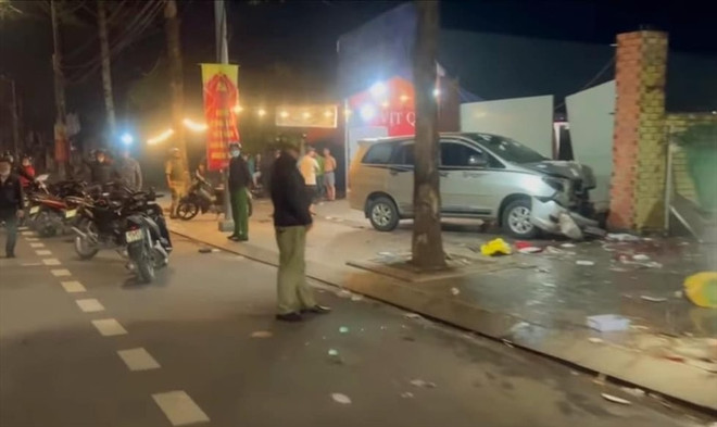 Đồng Nai: Ôtô tông lên vỉa hè, 3 người trong 1 gia đình thương vong ảnh 1