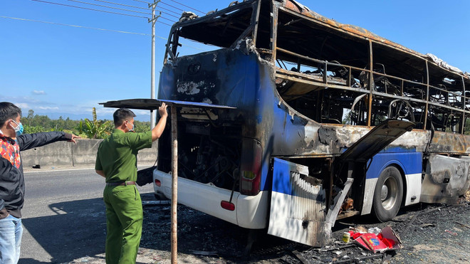 Xe khách tự bốc cháy, 30 hành khách thoát khỏi xe an toàn ảnh 1