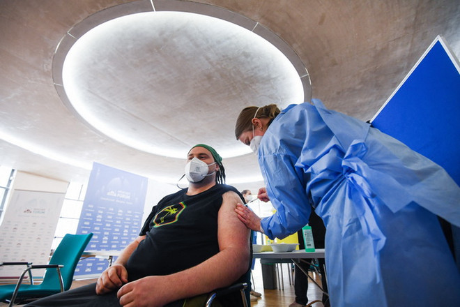 Tiêm vaccine ngừa COVID-19 tại Cologne của Đức. (Ảnh: AFP/TTXVN) Đức hoãn mục tiêu tiêm chủng 80% đến cuối tháng 1/2022 ảnh 1