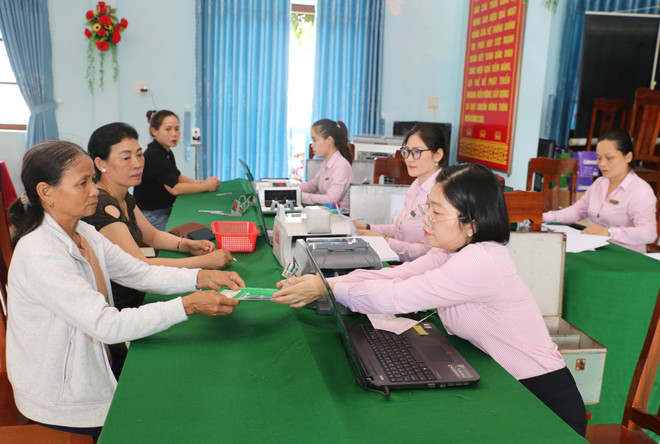Người nghèo ở Phú Yên làm thủ tục, nhận vốn vay ngay tại điểm giao dịch xã. (Ảnh: Vietnam+) Thách thức và cơ hội thoát nghèo ở đồng bào thiểu số và miền núi ảnh 2