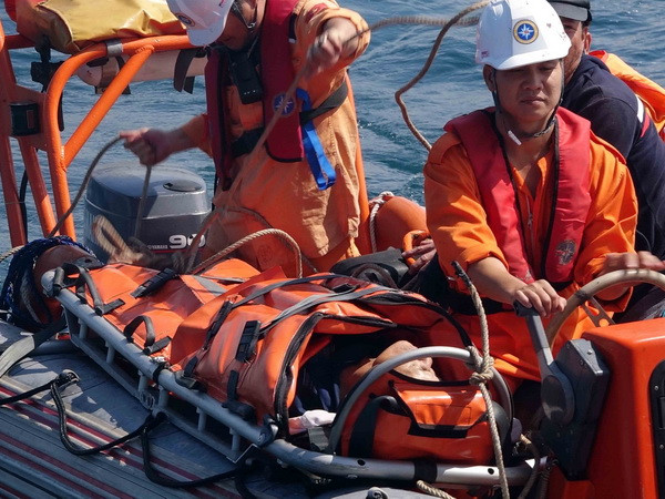 Đưa ngư dân nghi bị tai biến trên vùng biển Hoàng Sa về bờ điều trị ảnh 1