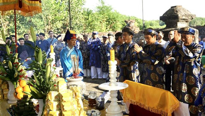 Dâng hương tri ân Chúa Nguyễn ''khai sinh'' chiếc áo dài ảnh 1