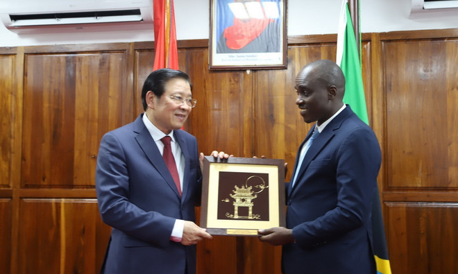 Trưởng Ban Nội chính Trung ương Phan Đình Trạc trao tặng phẩm lưu niệm cho Phó Thủ tướng Tanzania Doto Mashaka Biteko. (Ảnh: Hồng Minh/TTXVN) ttxvn_ong Trac-Tanazia.jpg