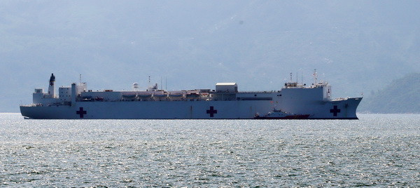 Tàu bệnh viện Hoa Kỳ USNS Mercy cập Cảng Nha Trang hỗ trợ nhân đạo ảnh 1