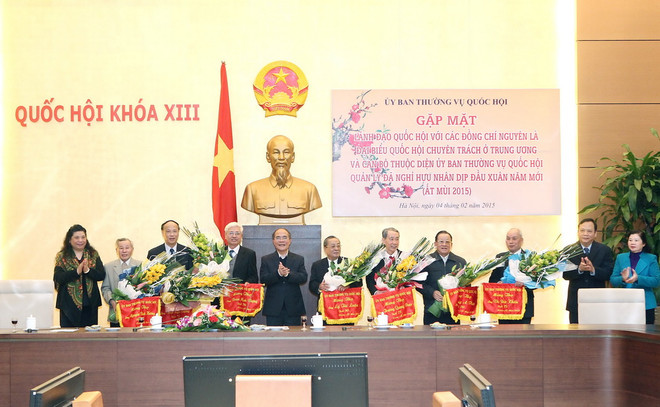 Chủ tịch Quốc hội Nguyễn Sinh Hùng tặng hoa chúc mừng thượng thọ các cán bộ cao tuổi. (Ảnh: Nhan Sáng/TTXVN) Chủ tịch Quốc hội gặp mặt nguyên đại biểu Quốc hội chuyên trách ảnh 1
