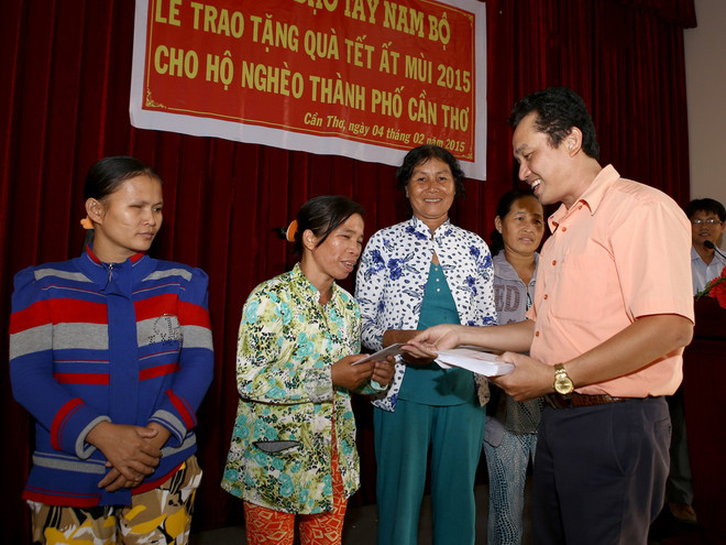 Ban chỉ đạo Tây Nam bộ tặng quà Tết cho hộ nghèo Cần Thơ, Bến Tre ảnh 1