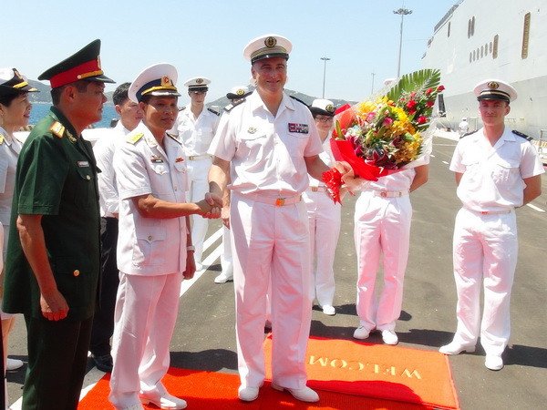 Tàu Tonnerre của Hải quân Pháp cập cảng quốc tế Cam Ranh ảnh 2