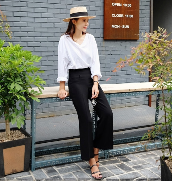 Bốn mẫu áo phông nổi bật vì sự đơn giản mà các quý cô cần có ảnh 14