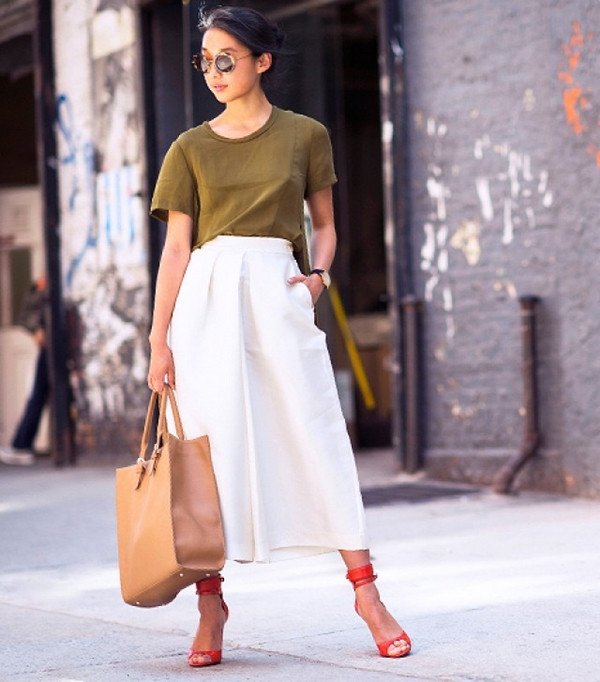 Bốn mẫu áo phông nổi bật vì sự đơn giản mà các quý cô cần có ảnh 11