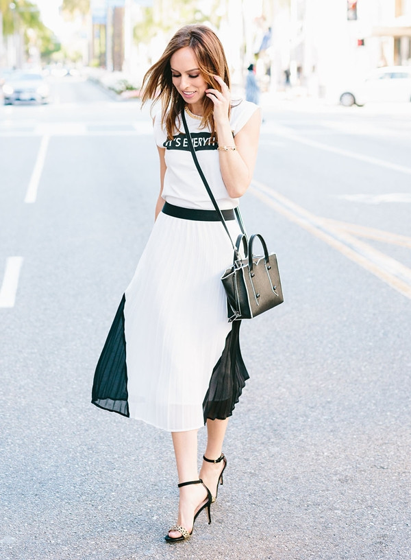 Bốn mẫu áo phông nổi bật vì sự đơn giản mà các quý cô cần có ảnh 19