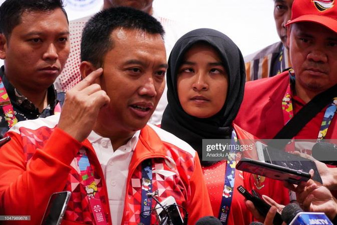 Bộ trưởng Thể thao và Thanh niên Imam Nahrawi, bên trái. (Nguồn: Getty Images) Bộ trưởng Thể thao Indonesia từ chức vì nghi án tham nhũng ảnh 1