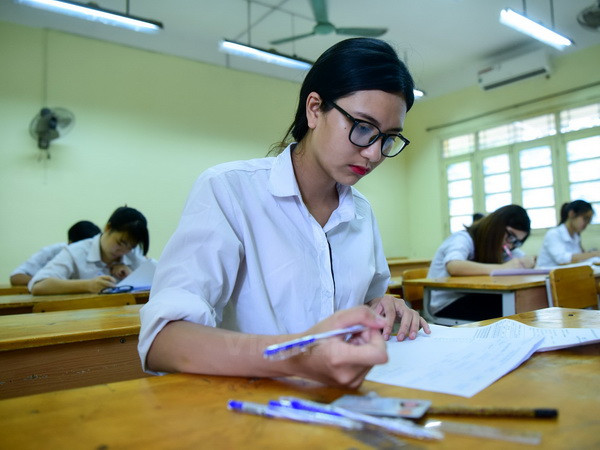 Thí sinh làm bài thi môn Ngữ Văn. (Ảnh: Minh Sơn/Vietnam+) Thi THPT quốc gia 2017: Đình chỉ thi 37 thí sinh sau buổi thi đầu ảnh 1